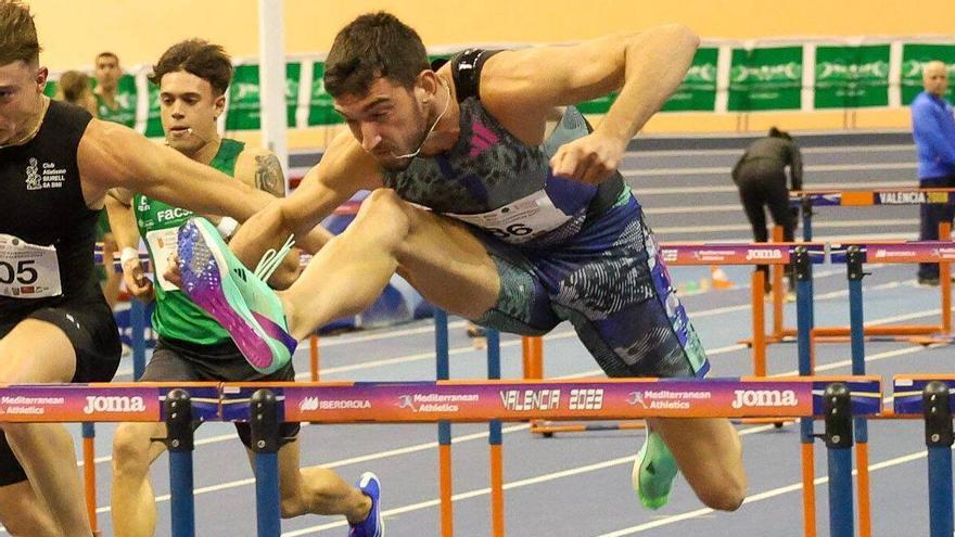 Quique Llopis, en una carrera de este año en pista cubierta