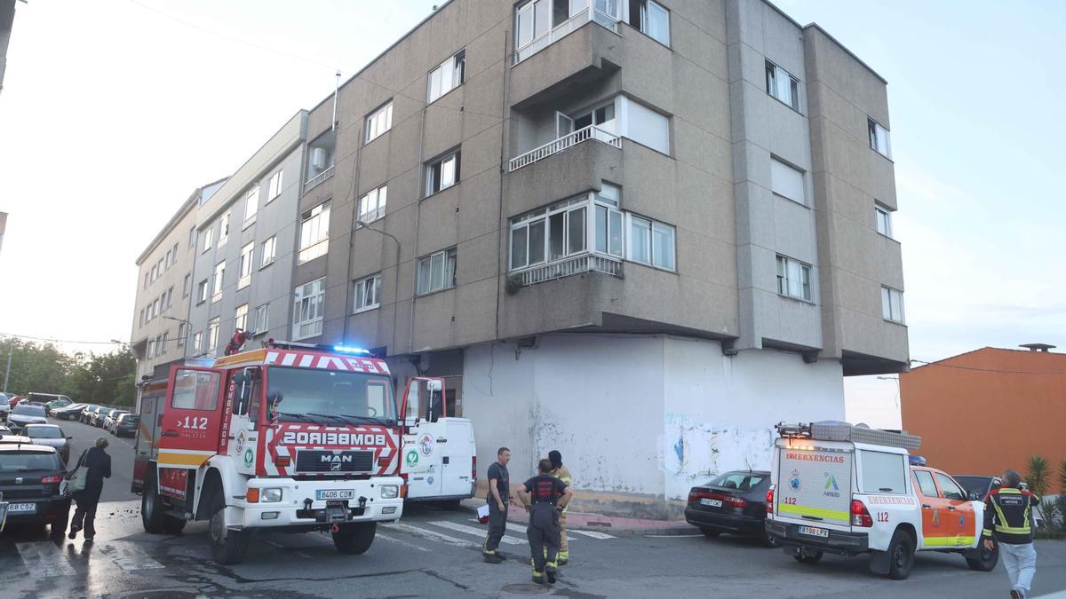 Dos heridos, trasladados al Chuac tras un incendio en Arteixo