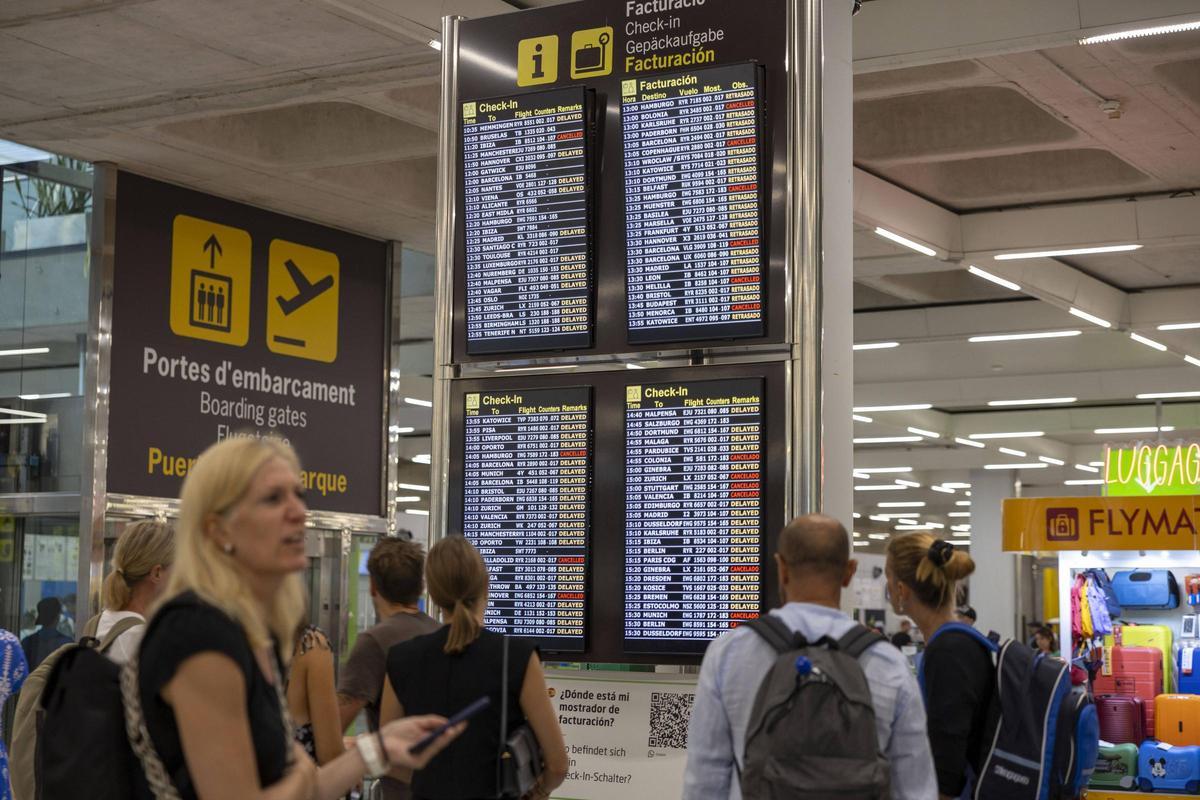 Pantalla informativa en el aeropuerto de Palma este jueves que refleja las cancelaciones y retrasos generalizados por la dana..