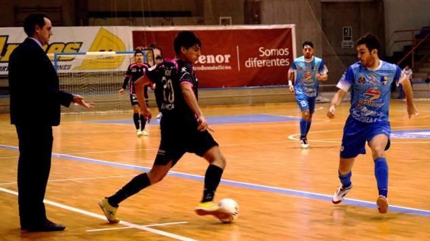 Carlos Sánchez gesticula durante el partido del Peñíscola ante el Santiago Futsal.