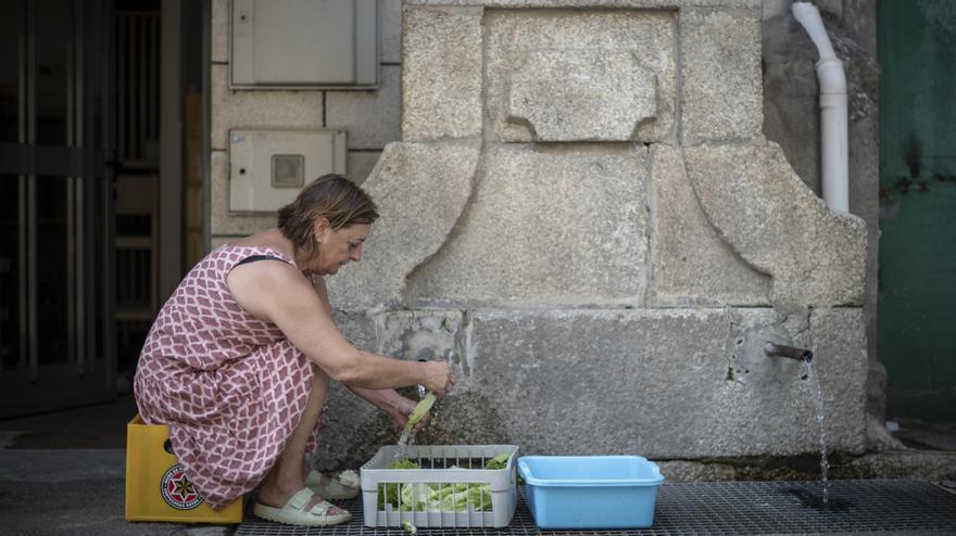 Una mujer lava lechuga en Francelos, una de las zonas de Ribadavia más afectadas por los cortes de agua.