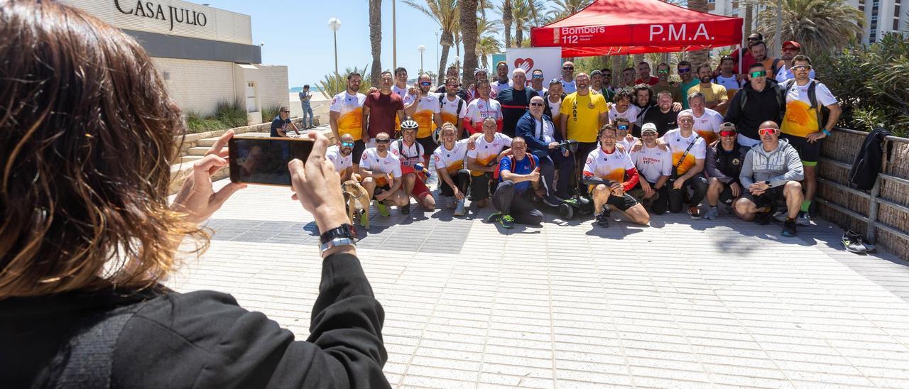 Los bomberos del Consorcio han realizado una carrera solidaria para la lucha contra el ELA entre Benidorm y Alicante