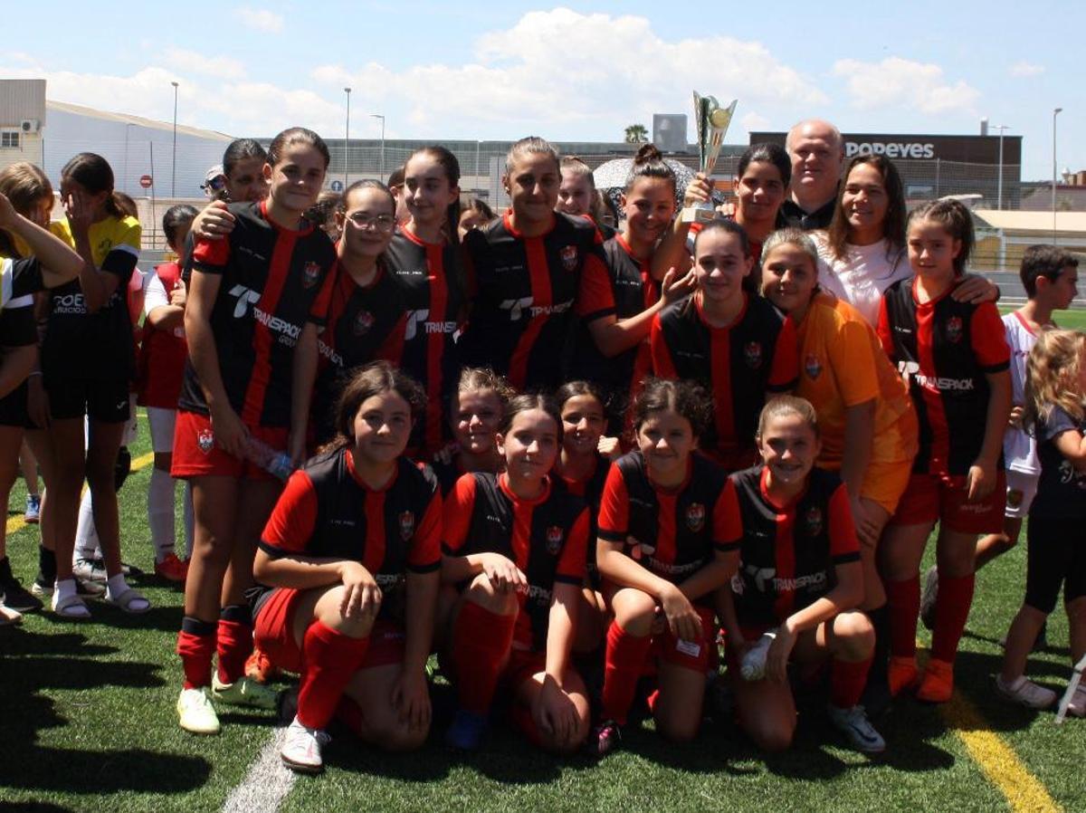 El Ciutat de Xàtiva infantil femenino con el trofeo de campeonas del I Torneig Angy Sanchis Micó.