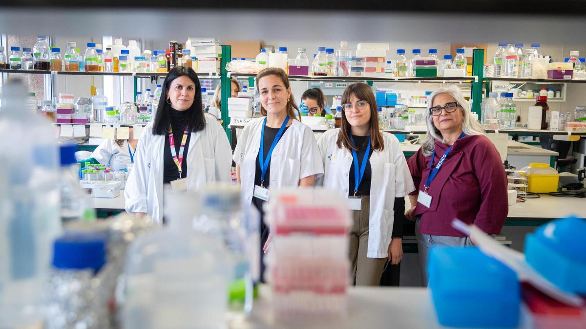 De izq a der:Elena Ramos, SaraMedina, Eva Suárez y Vinita Mahtani en uno de los laboratorios de la Unidad de Investigación del Hospital de La Candelaria.