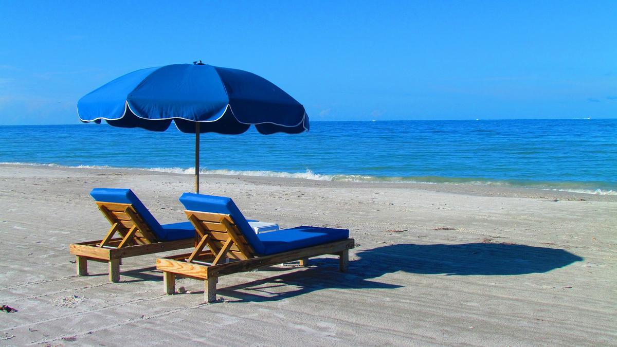 La sombrilla de playa, un accesorio obligado para protegerse en verano de los rayos UV y del calor.