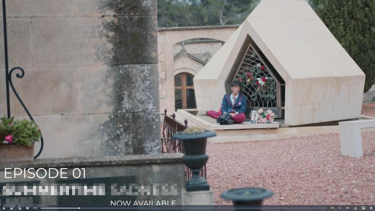 Una imagen de la serie rodada en el cementerio de Alcoy, con el mausoleo de Camilo Sesto.