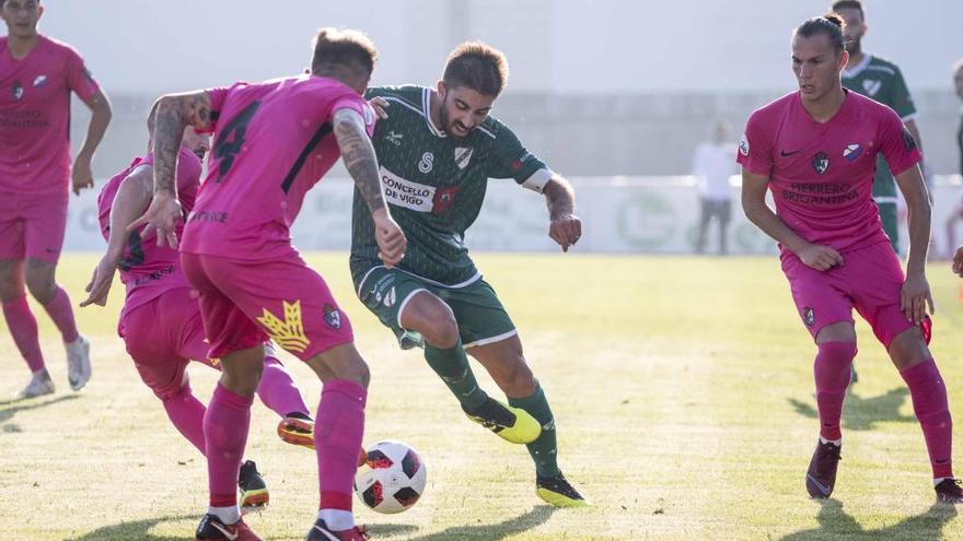 Un jugador del Coruxo rodeado de defensas bercianos. // C. Graña