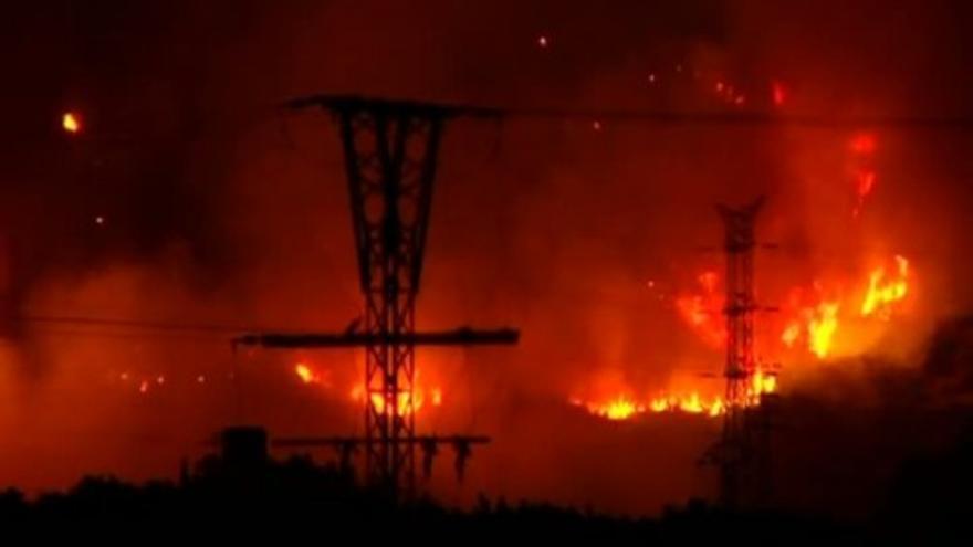 Desolación en Carlet ante el imparable avance de las llamas