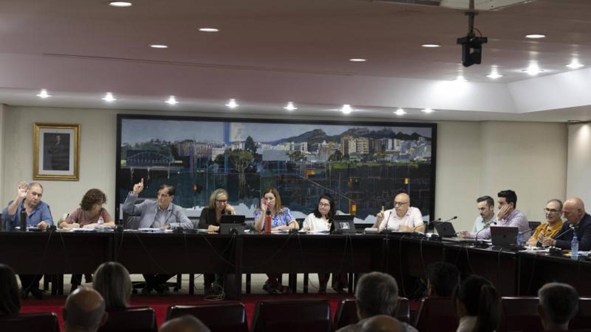 Montalvá, primero por la izquierda. A la derecha, regidores del PP, en una imagen de archivo de un pleno.