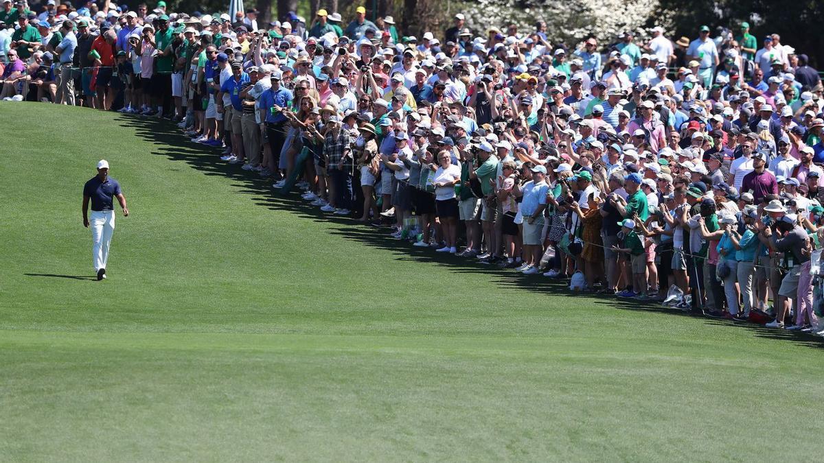 Miles de personas acompañaron el lunes a Tiger Woods durante los nueve hoyos de recorrido en los que se probó. |  // DPA