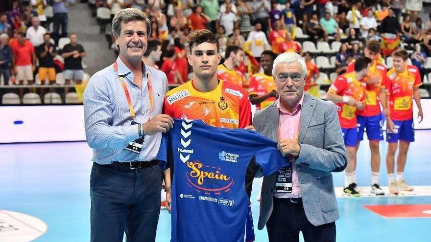 Cayetano Martínez de Irujo y Manel Fernández entregan a Gonzalo Pérez la distinción al MVP del partido. // FdV