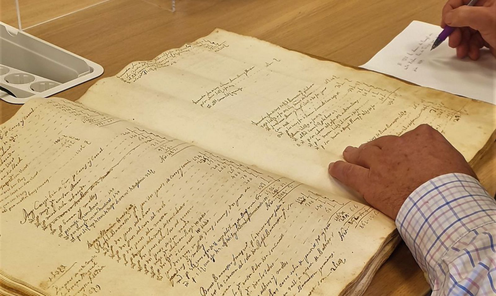 Un detalle de una consulta a uno de los documentos que custodia el archivo municipal de sa Pobla.