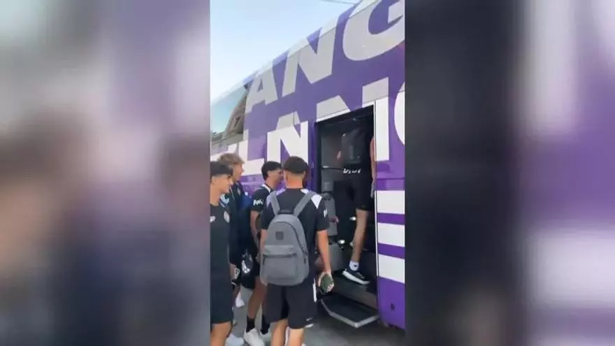 Encuentran a un menor escondido en el autobús del Real Valladolid tras el partido en Ceuta