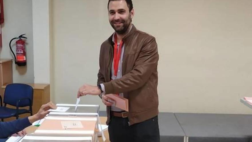 El alcalde de Requena, el socialista Mario Sánchez, votando.