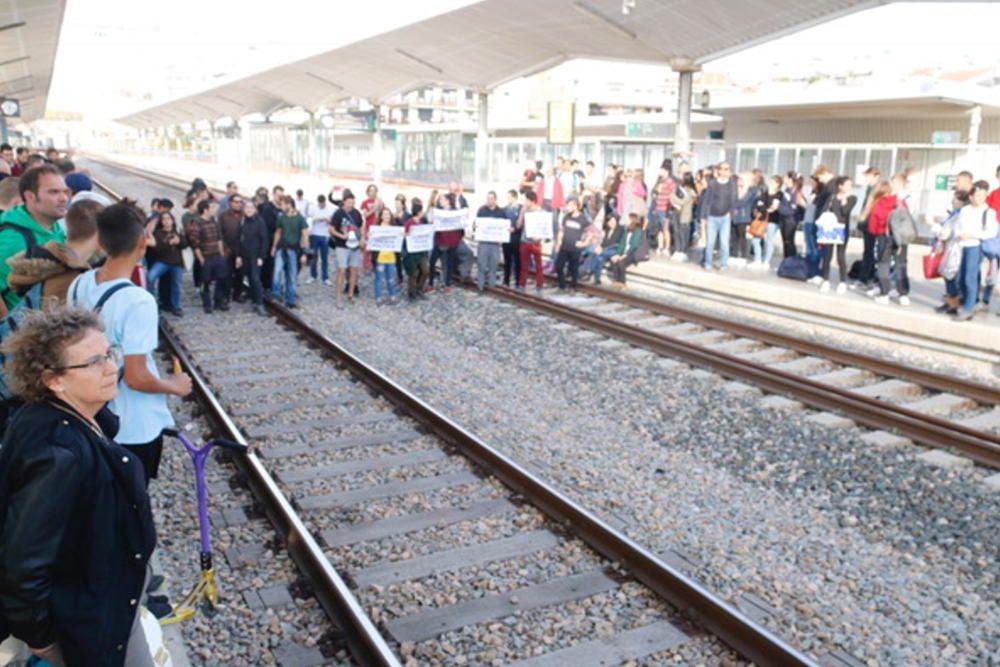 Tallen les vies a l''estació de Girona en protesta pels "presos polítics"