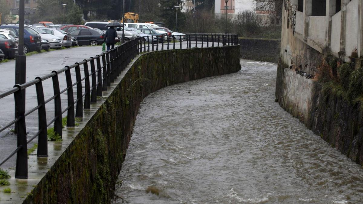 El río San Juan a su paso por Mieres.