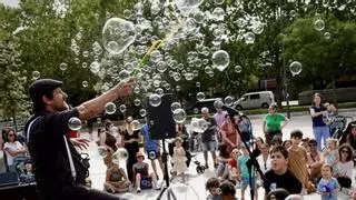 El show de pompas de "Pip, teatro de jabón" triunfa en la plaza del 3 de abril