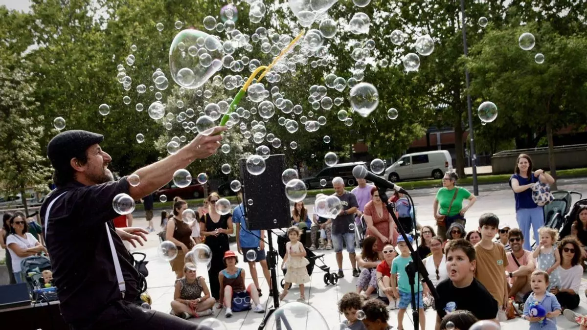 El show de pompas de "Pip, teatro de jabón" triunfa en la plaza del 3 de abril
