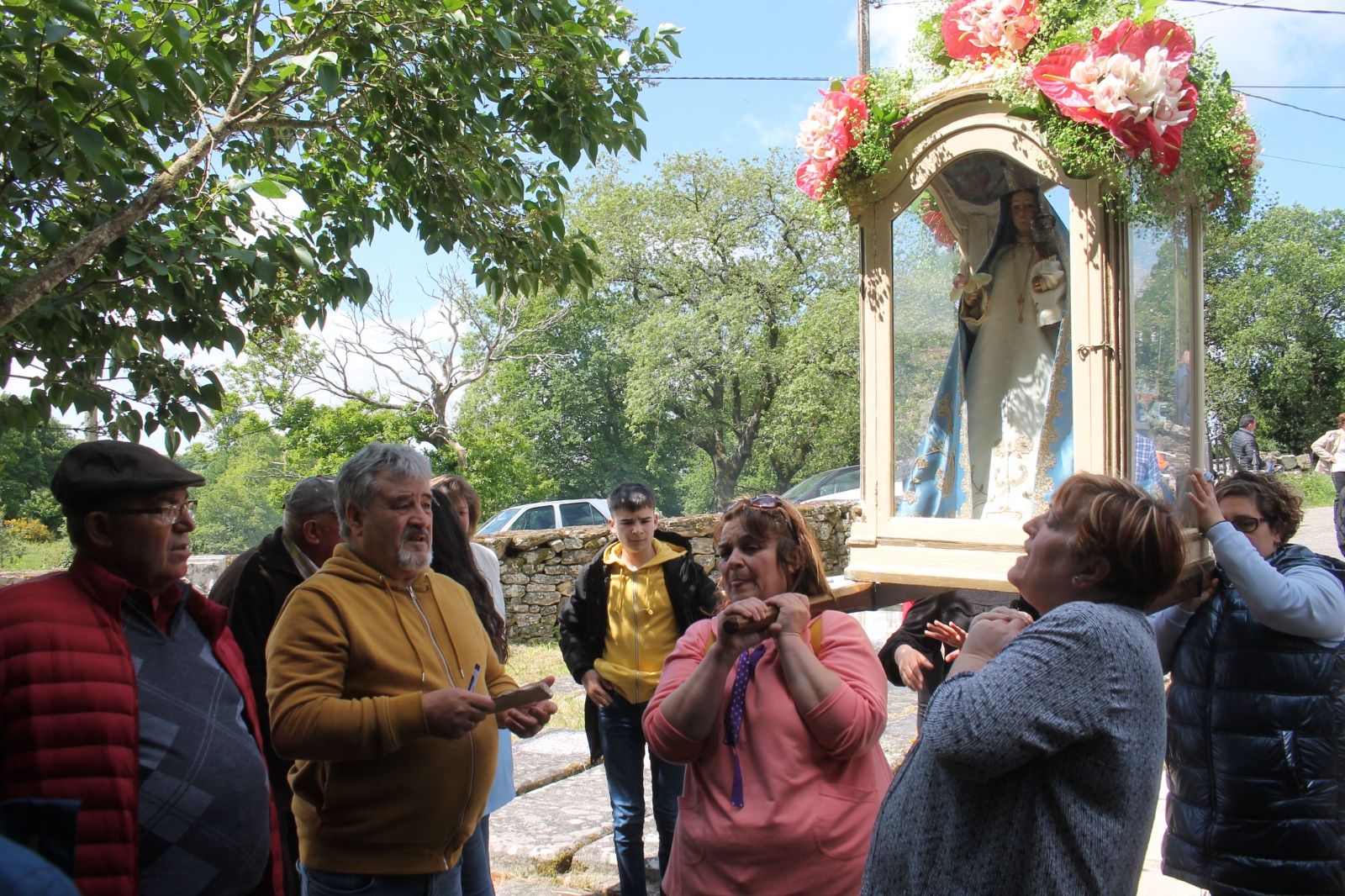A poxa das andas para entrar na igrexa de Santa Baia