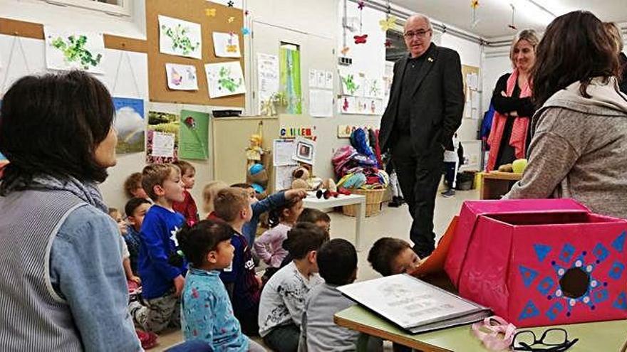 El conseller Bargalló parla amb alumnes de l&#039;escola Setelsis, en el transcurs de la seva visita a Solsona