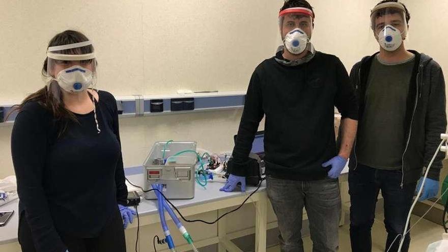 Los ingenieros de ArcelorMittal Nuria María Pérez, Daniel González y Carlos García, con el respirador creado junto a Thyssenkrupp e Idonial, ayer, en el bioterio de la Universidad de Oviedo, durante un ensayo.