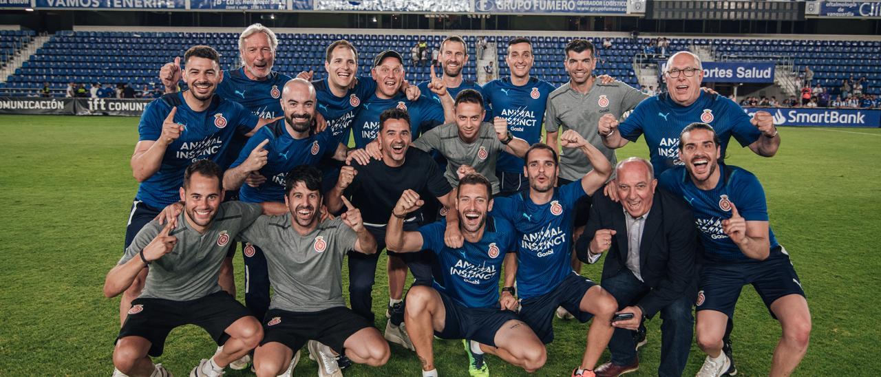 El cos tècnic celebra l&#039;ascens a Primera després de guanyar el Tenerife a l&#039;Heliodoro.