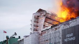 Una imagen del fuego declarado en el edificio.