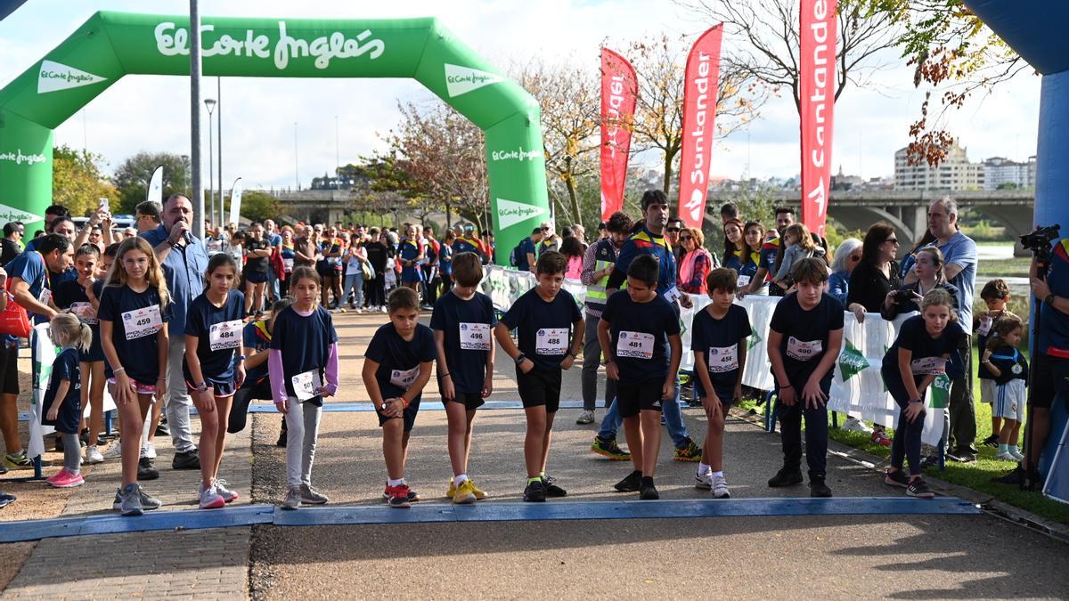 Una de las carreras infantiles con diez pequeños corredores.