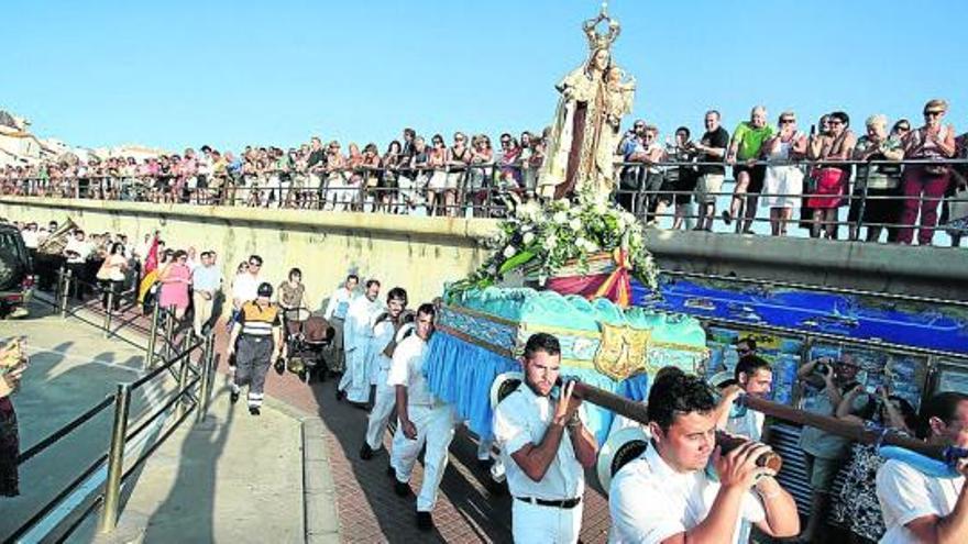 La Virgen del Carmen ayer llegando al puerto de Benidorm.