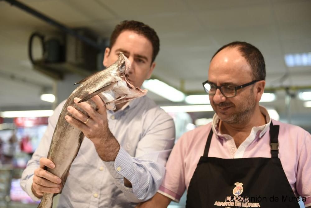 Teodoro García pidiendo el voto en el mercado Saav