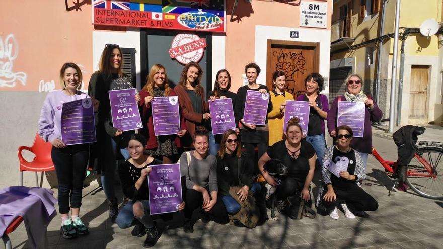 Integrantes del Moviment Feminista de  Mallorca en la plaÃ§a 8M, en Palma.