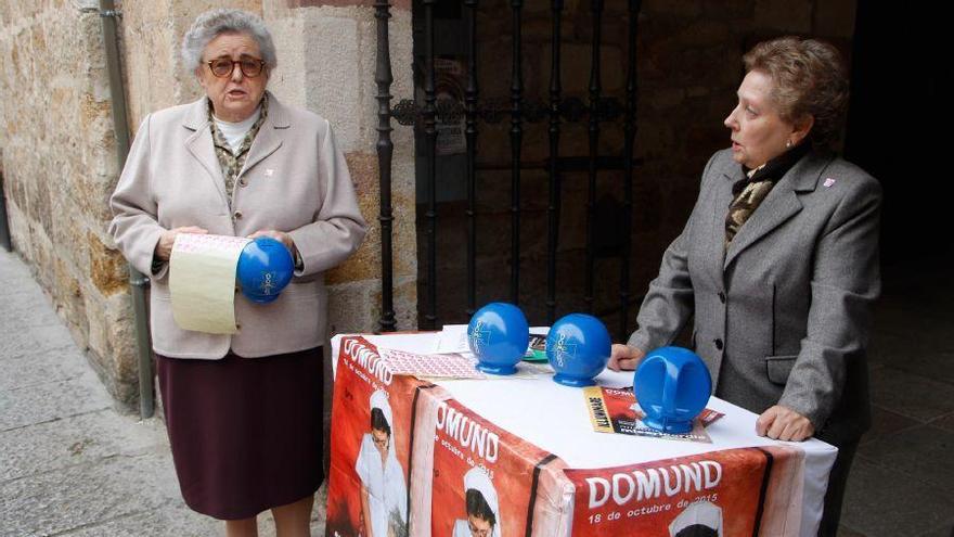 Dos voluntarias, en una mesa de colectas del Domund