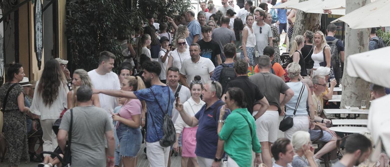 Operation Wolke: die Urlauber sorgen für überfüllte Straßen und Plätze auf Mallorca