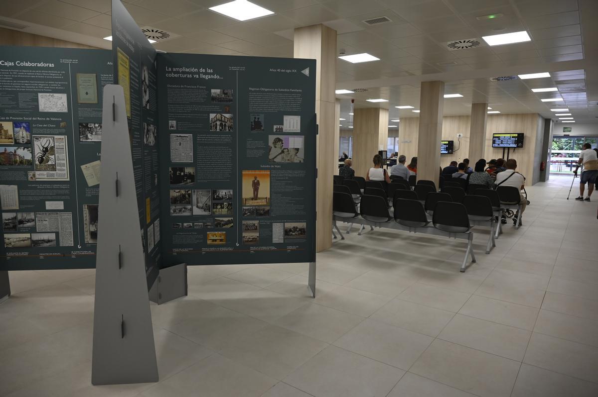 Exposición sobre la historia de la Seguridad Social en el vestíbulo del recinto administrativo.