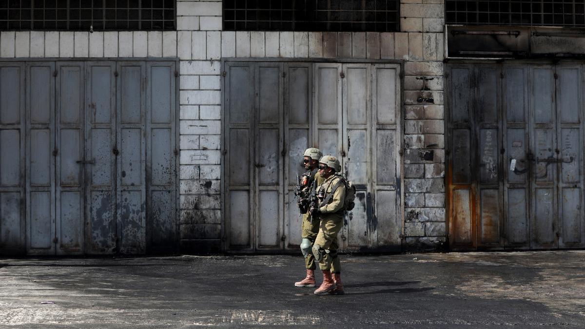 Dos soldados israelíes patrullan en la ciudad palestina de Hawara, cerca de Nablús.