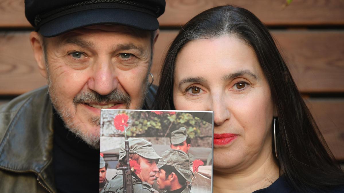 El director de Barnasants, Pere Camps, y la cantante catalana Névoa (Núria Piferrer), este miércoles en la presentación del concierto 'El poble és qui mana'