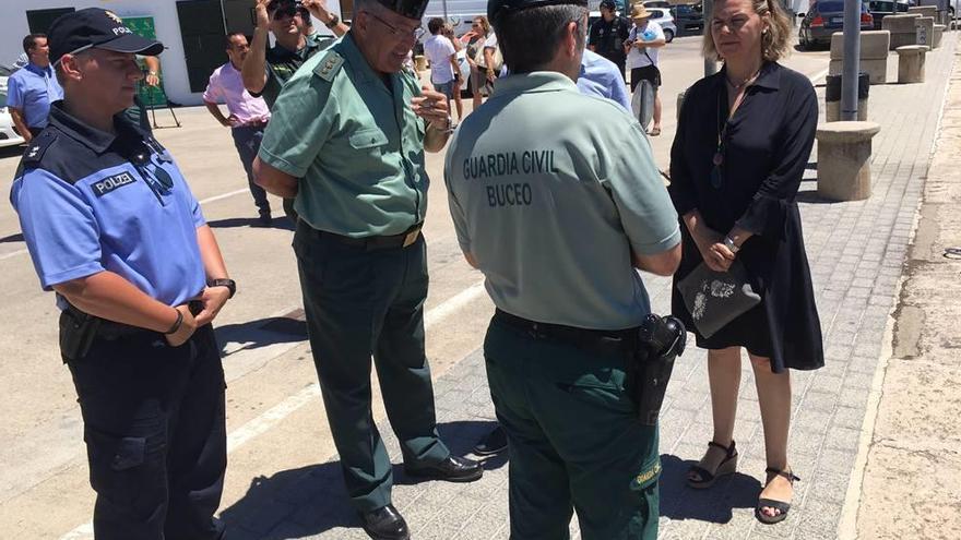 La agente de la Polizei, a la izquierda de la imagen.