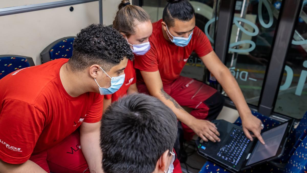 Jóvenes en formación en un taller