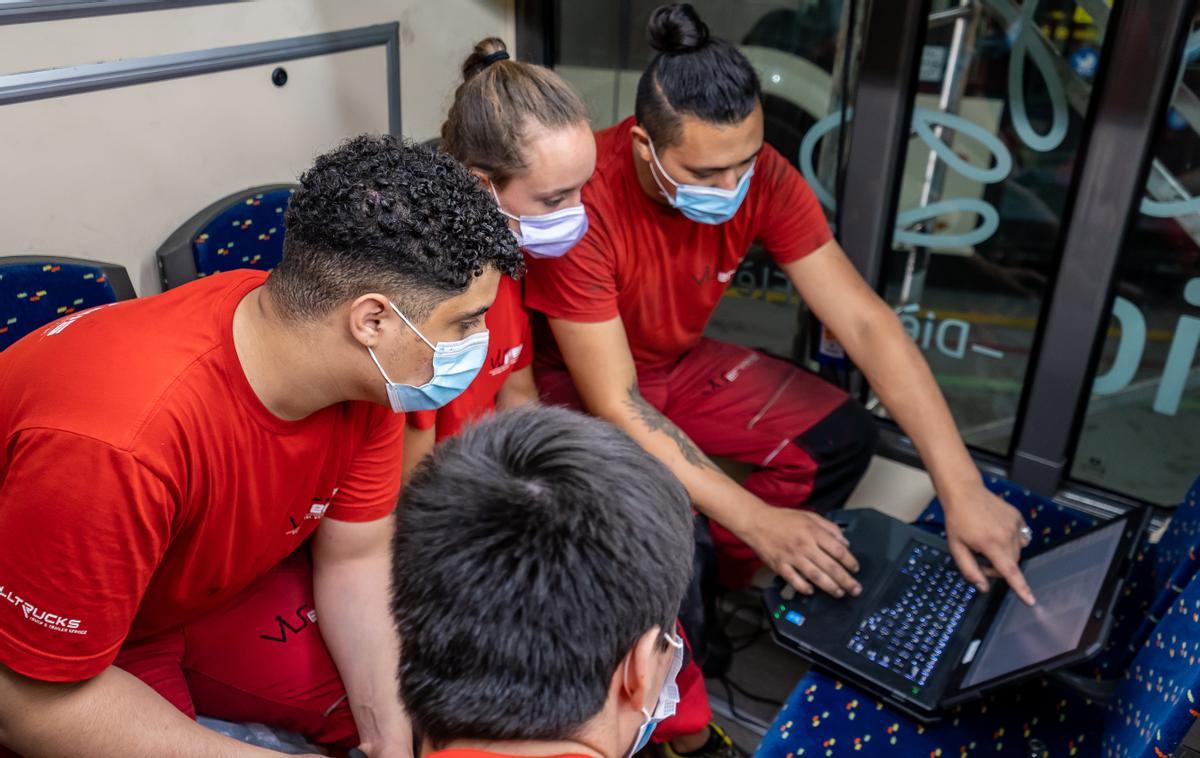 Jóvenes en formación en un taller de Barcelona.