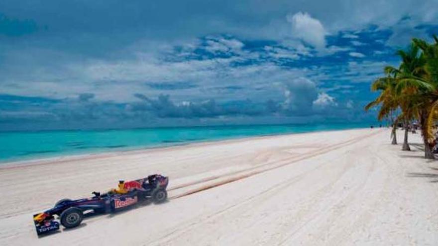 Jaime Alguersuari, en Playa Ruanillo, a bordo de un Red Bull.