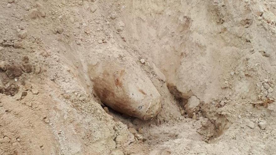 La bomba estaba enterrada en la pista nueve del aeropuerto.