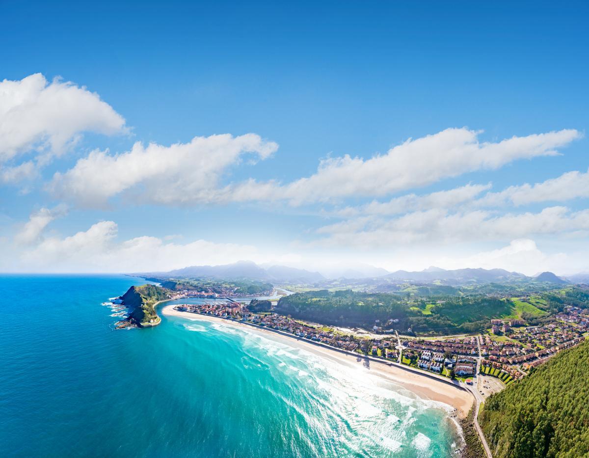 Ribadesella en Asturias, vista aérea del pueblo y la ría del Sella