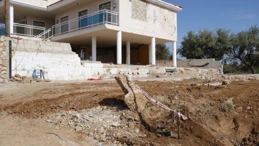 Els Mossos desprecinten  la casa d&#039;Alcanar després  del desenrunament