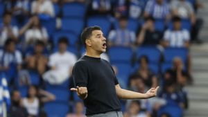 SAN SEBASTIÁN, 18/05/2025.- El entrenador del Girona Míchel Sánchez durante el partido de LaLiga entre la Real Sociedad y el Girona, este domingo en el estadio Reale Arena. EFE/ Javier Etxezarreta