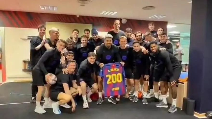 Ronald Araujo ha recibido de sus compañeros la camiseta por sus 200 partidos de blaugrana