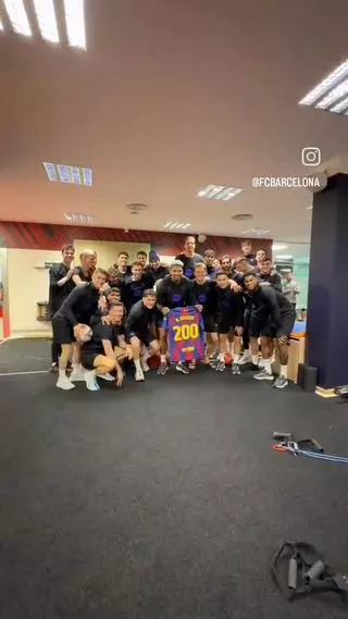 Los jugadores celebran con Araujo sus 200 partidos con el Barça