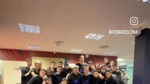 Ronald Araujo ha recibido de sus compañeros la camiseta por sus 200 partidos de blaugrana