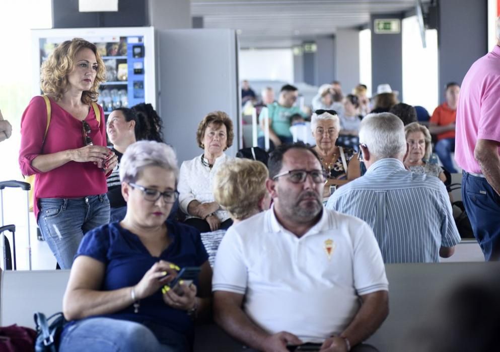 La línea de Asturias se estrena con una aglomeración de vuelos en Corvera