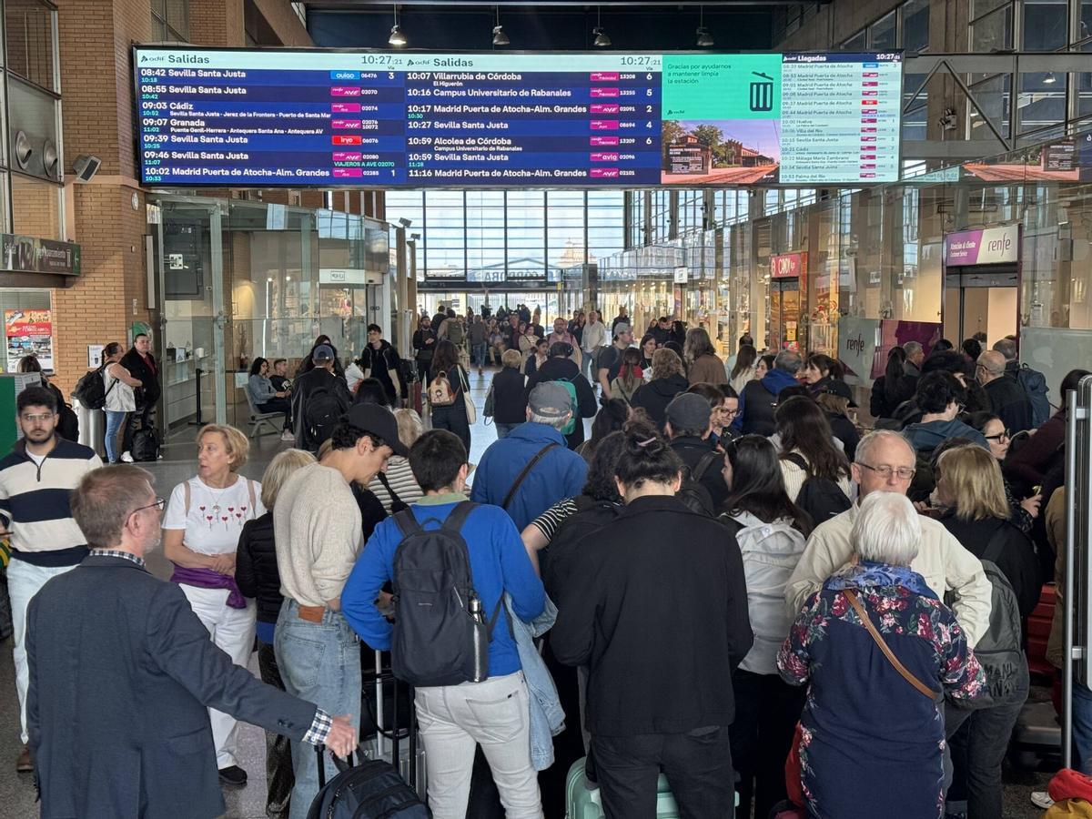 Viajeros esperan la salida de sus trenes este miércoles en Córdoba.