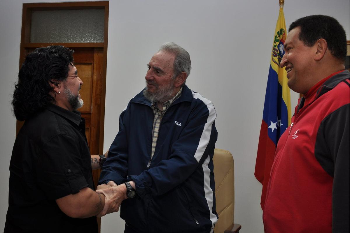 Diego Maradona, con Fidel Castro y Hugo Chávez, en 2011